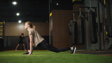 活跃的健身女人使伸展<strong>运动体育</strong>运动俱乐部适合女孩锻炼健身房
